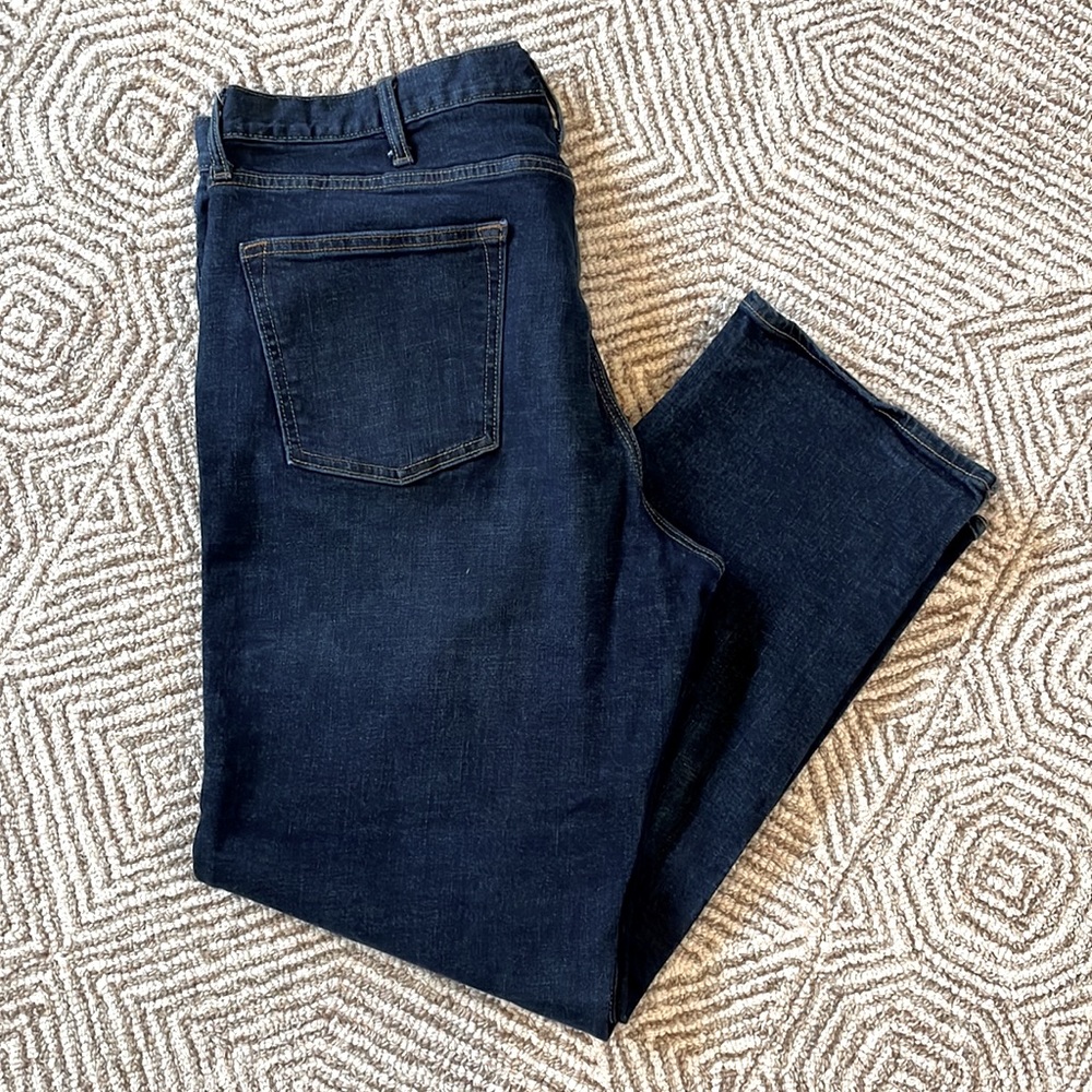 Old Navy Men’s Loose Fit Built in Flex Jeans. Size 38” x 31” Inseam.
